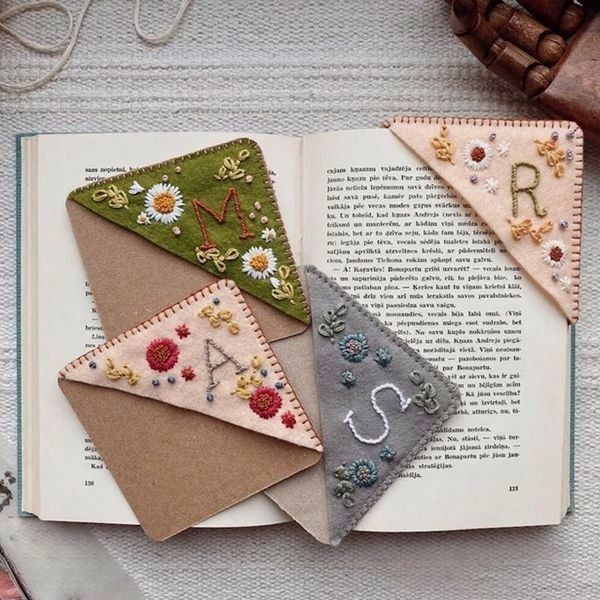 🔖Personalized hand embroidered corner bookmark
